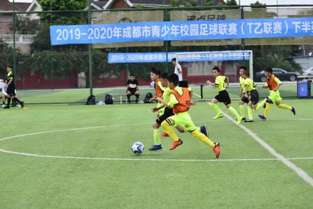 记者：青岛西海岸签下31岁后卫布鲁诺，他曾效力武汉长江